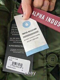 Alpha Industries N-3B Slim Fit Cold Weather Military Parka Sage Green NWT can be translated to French as: 'Parka militaire Alpha Industries N-3B à coupe slim pour temps froid, vert sauge, neuf avec étiquette'