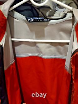 Arc'Teryx Alpha Comp Hoody femmes moyen rouge fabriqué au Canada le Saint Graal
