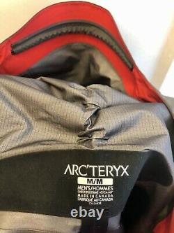 Arcteryx Alpha Sv Veste / Hommes Med / Gris + Rouge / Fabriqué Au Canada / Porté À Peine