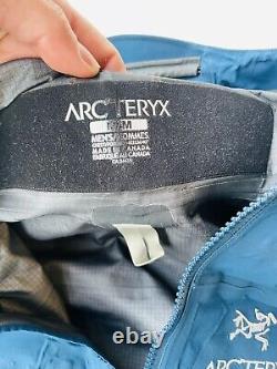 Veste Arc'teryx Alpha SV pour hommes en Gore-Tex Pro, bleue - 950$.