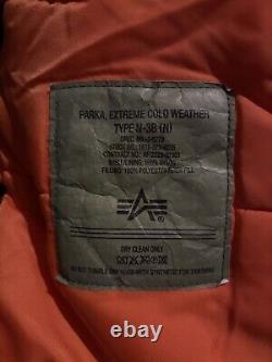 Veste de parka pour hommes Alpha Industries en état proche du neuf, de couleur maroon brillant, pour conditions météorologiques extrêmes, taille M.